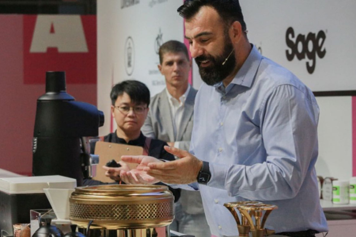 Ο coffee expert Δημήτρης Μπαϊγκούσης κατέκτησε την 3η θέση στο πρόσφατο Παγκόσμιο Πρωτάθλημα Cezve/Ibrik. Η Resoul του χορήγησε τις Εστίες Ελ Γκρέκο και τις Βάσεις Εστίας Ελ Γκρέκο που χρειαζόταν