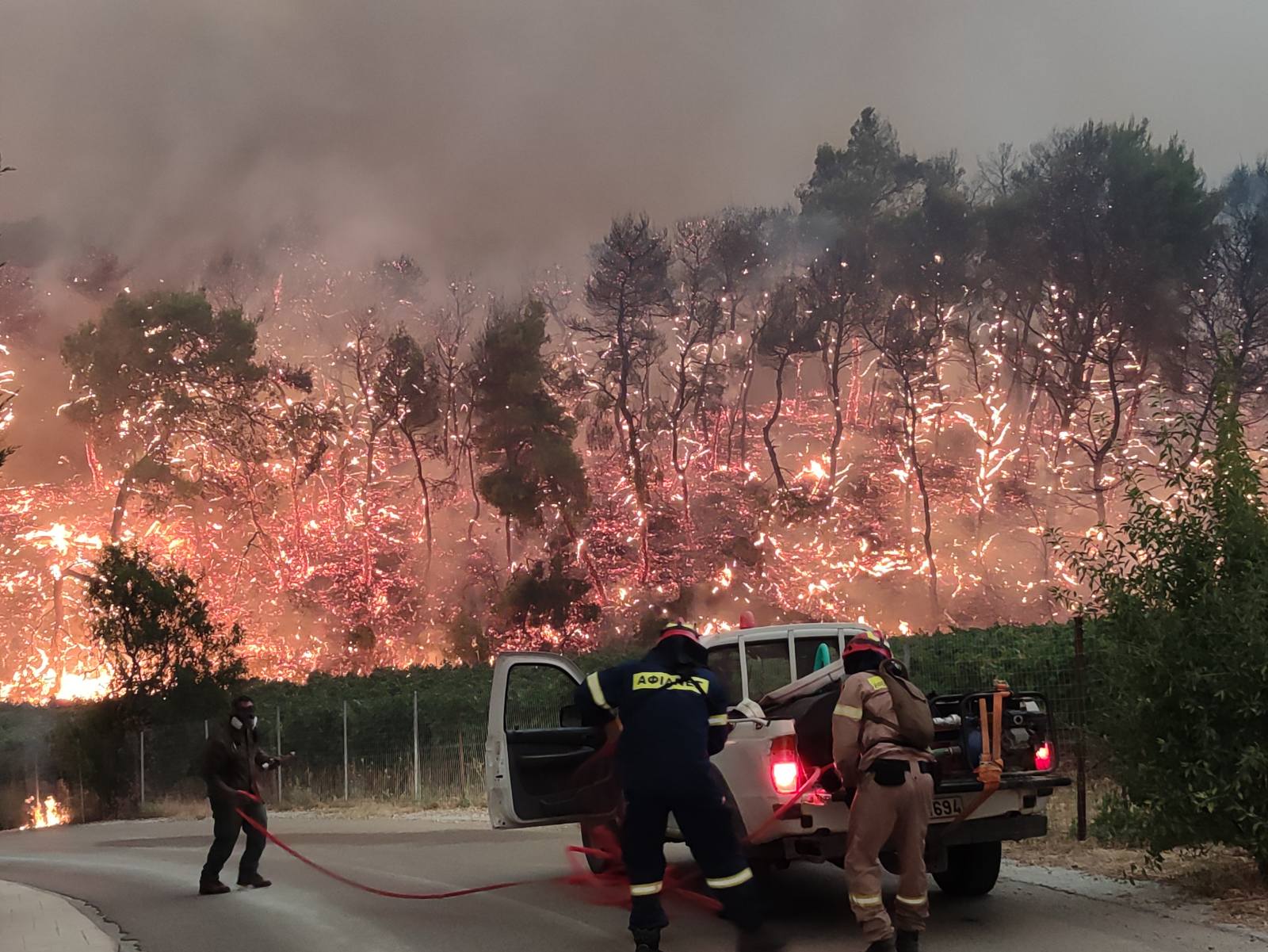 Στιγμιότυπο από τη φωτιά στις Αφίδνες το 2021 ενώ οι εθελοντές προσπαθούν να σβήσουν τις φλόγες