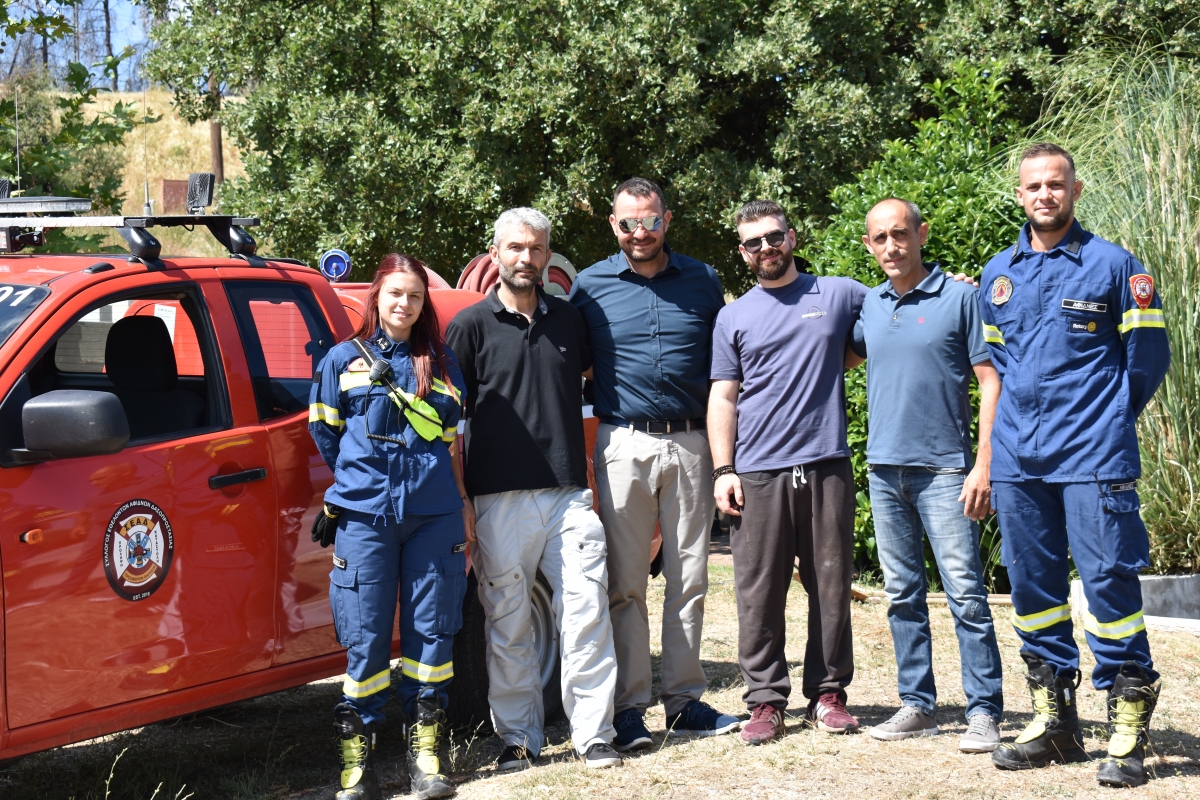 Μέλη του κλιμακίου ΣΕΑΔ με τον CEO της Resoul Σταύρο Δημητριάδη καθώς και με εργαζομένους της Resoul που βοήθησαν κομβικά στη διάσωση της εταιρείας από τη φωτιά